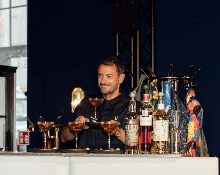Sebastian W. Jäger präsentiert seinen Drink
