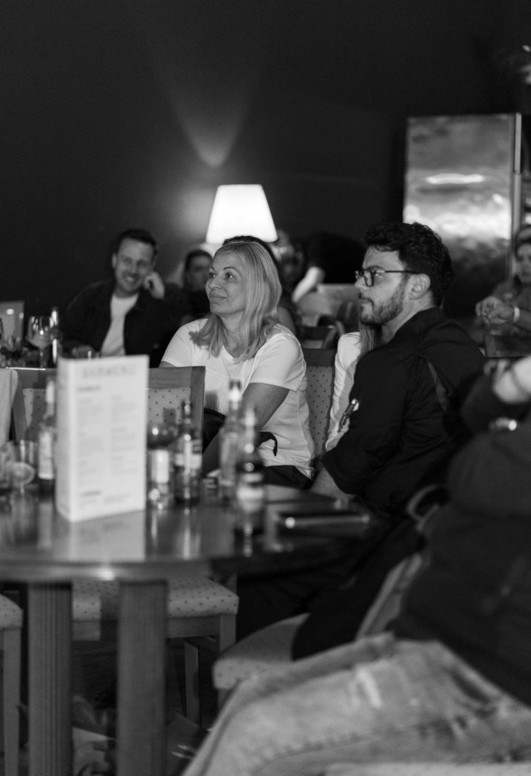 Rocco Del Popolo, Betriebsleiter des Theaters, im Publikum und die Atmosphäre zwischen den Zuschauer:innen zu genießen