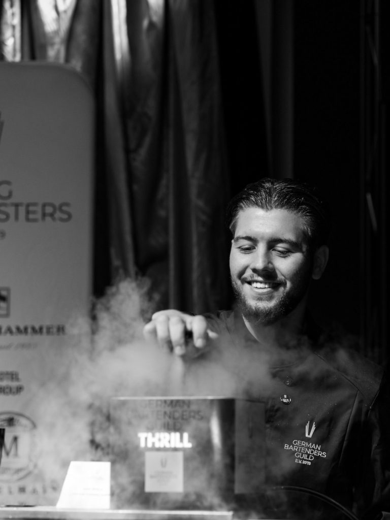 Eric Spisla kühlt seine Gläser mit dem Thrill