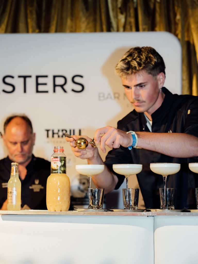 Johann Boye, der den letzten Feinschliff seines Drinks macht