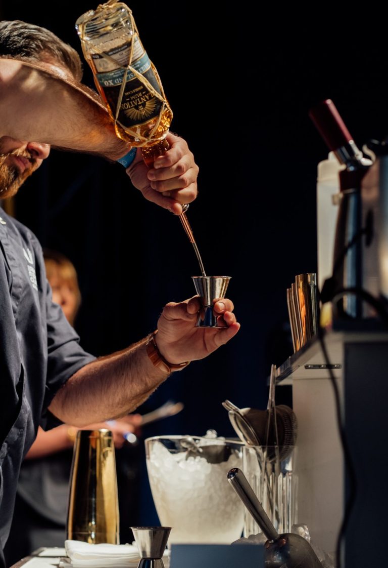 Sezai Uzun füllt Plantation Rum in seinen Jigger