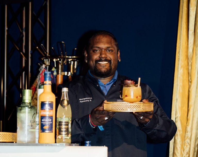 Veerapatren - Pillay Appasamy präsentiert seinen Drink